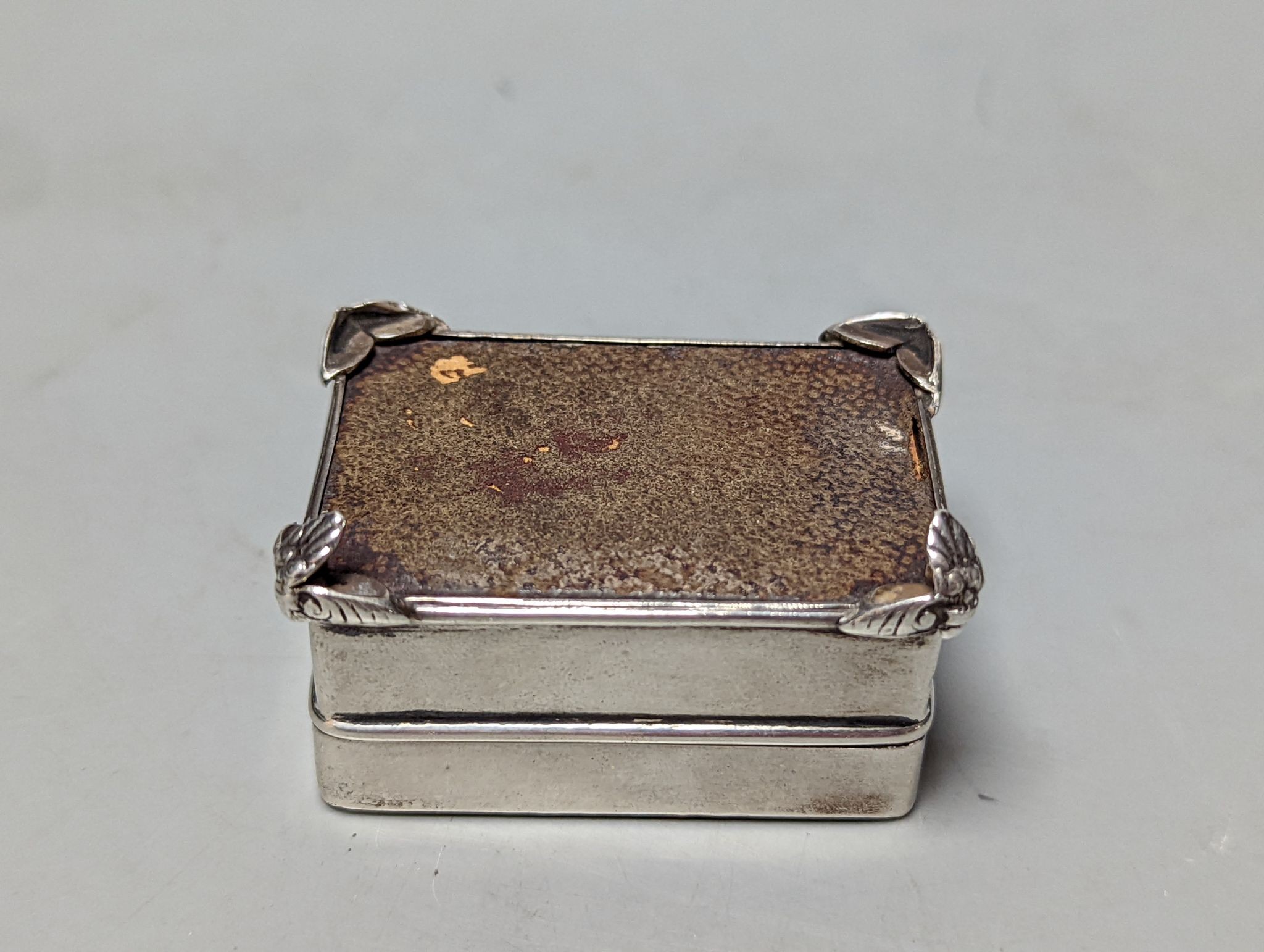 A small Edwardian silver and tortoiseshell pique trinket box, William Comyns, Birmingham, 1908, 5cm.